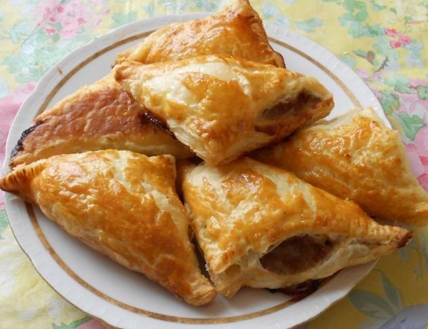 Обложка рецепта Слоеные пирожки в форме треугольников с мясом