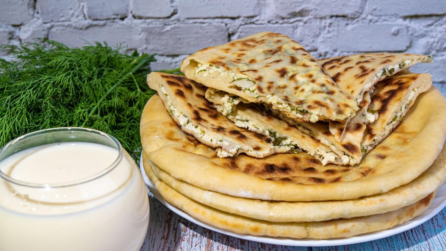 Шаг 19 приготовления Лепешки на кефире с начинкой из сыра и творога с зеленью