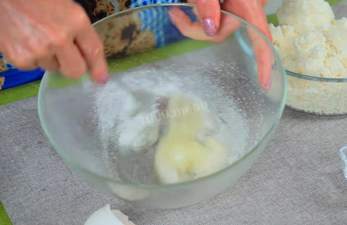 Шаг 10 приготовления Сочники из песочного теста с начинкой из творога