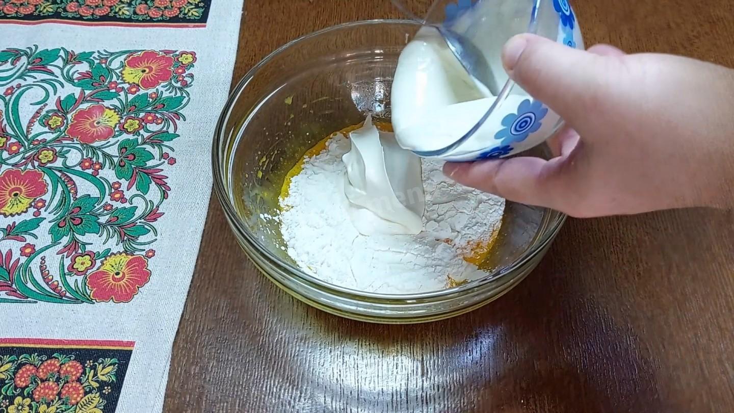 Шаг 2 приготовления Творожный пирог наоборот с шоколадом.