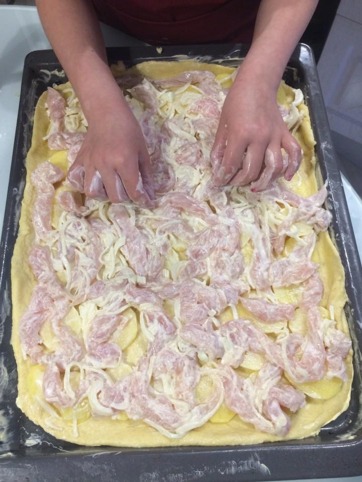 Шаг 10 приготовления Куринный пирог с картошкой и майонезом