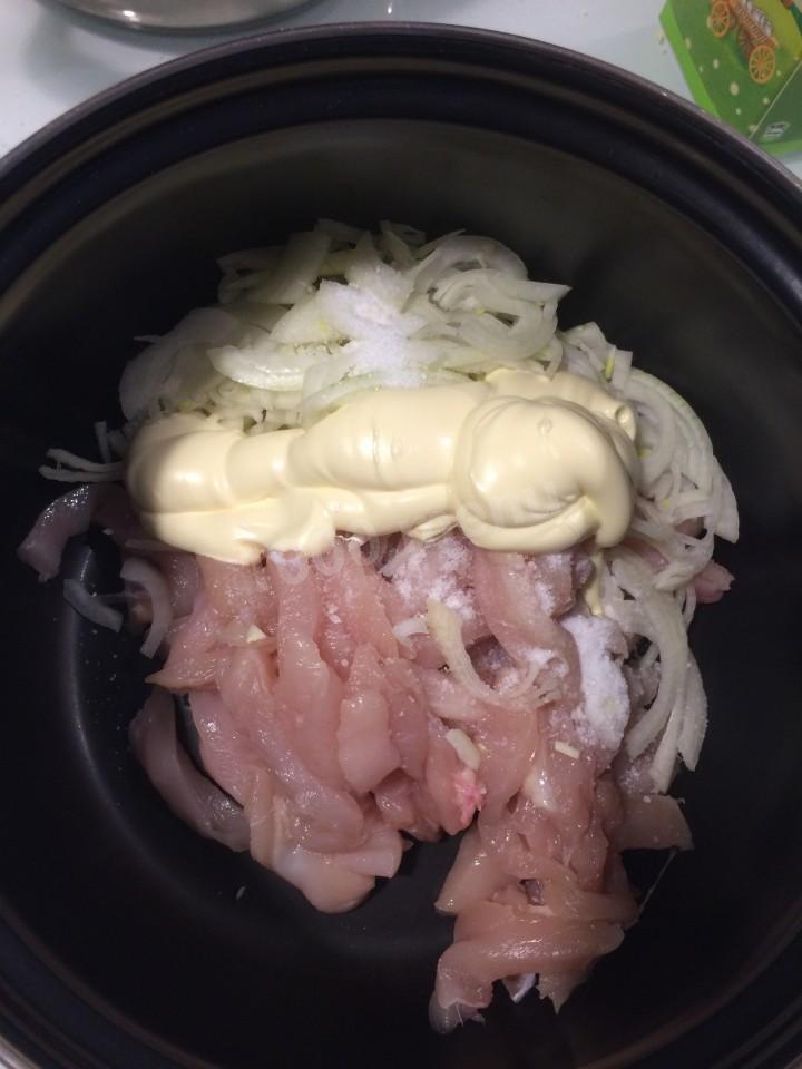 Шаг 3 приготовления Куринный пирог с картошкой и майонезом