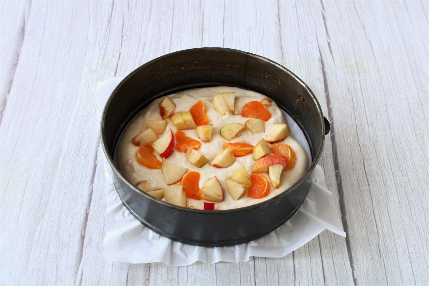 Шаг 11 приготовления Шарлотка с мандаринами и яблоками в духовке