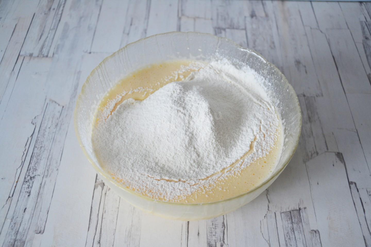 Шаг 5 приготовления Шарлотка с брусникой