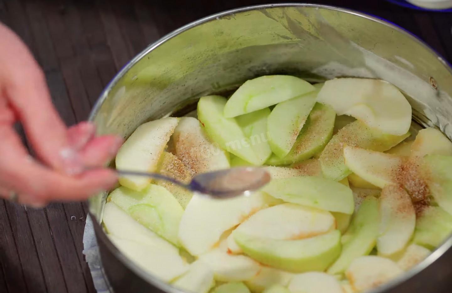 Шаг 15 приготовления Классическая шарлотка с яблоками и изюмом
