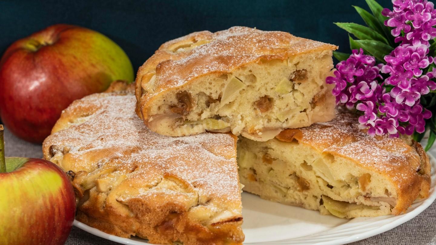 Обложка рецепта Классическая шарлотка с яблоками и изюмом