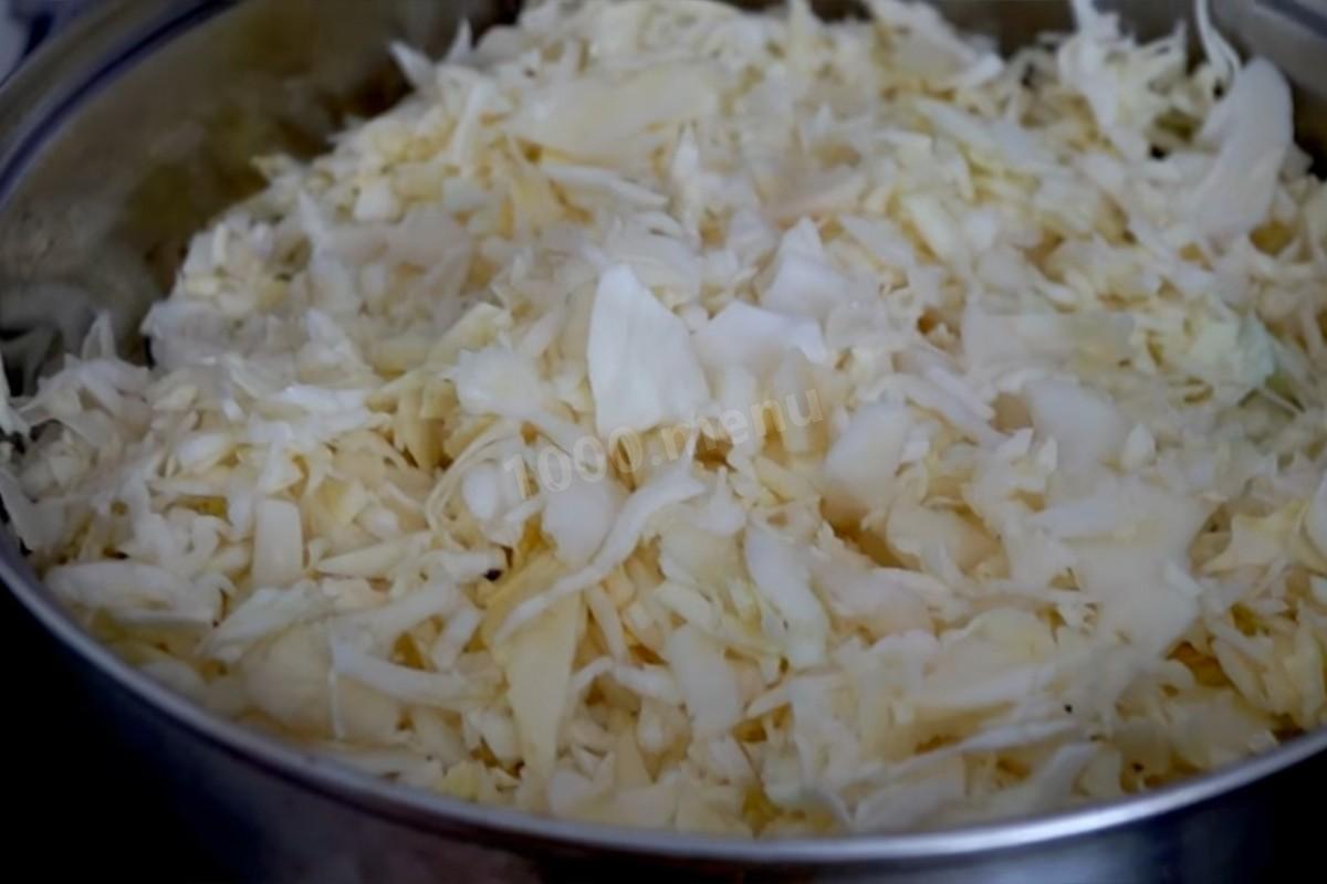 Шаг 2 приготовления Пирог с капустой и консервированной рыбой
