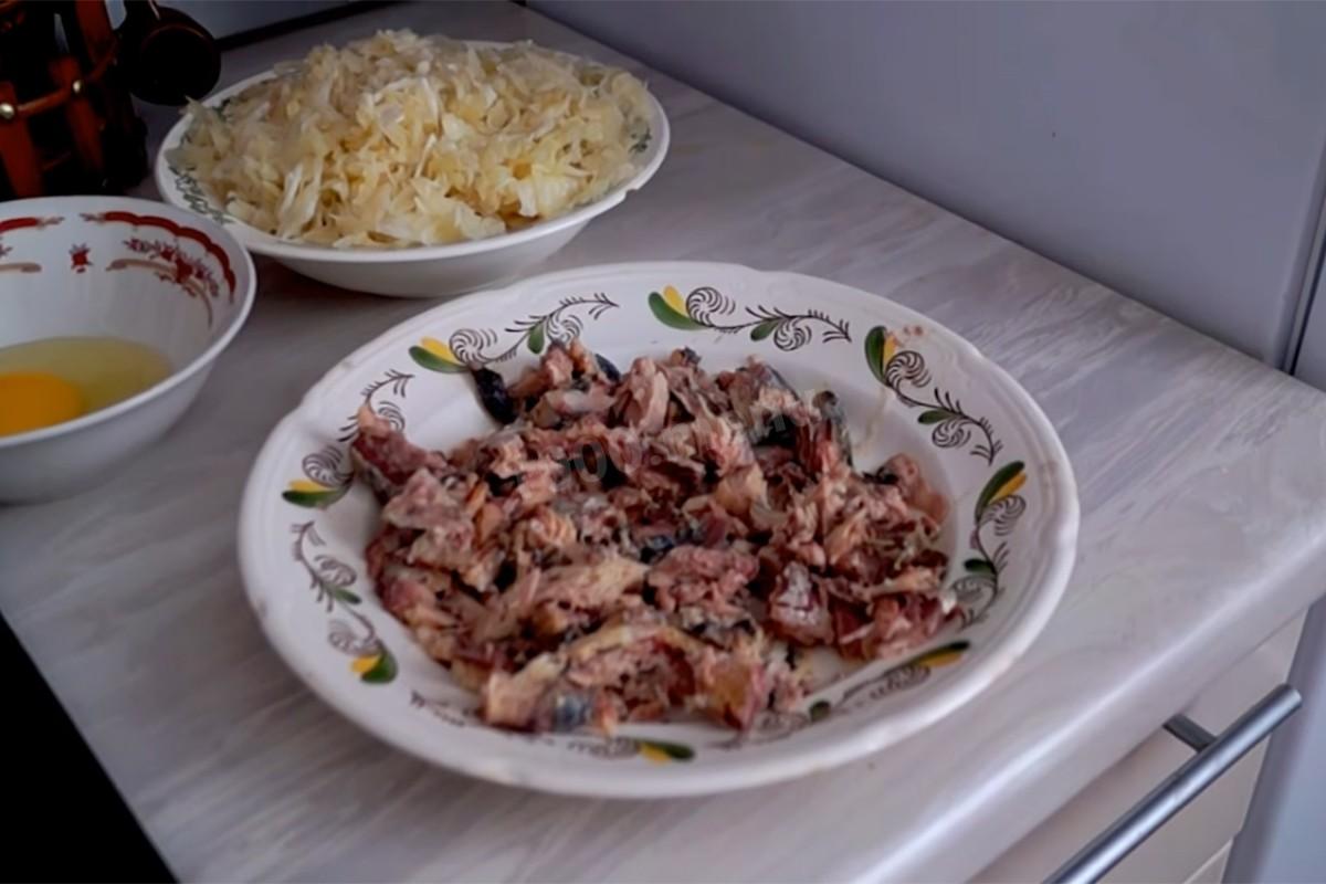 Шаг 4 приготовления Пирог с капустой и консервированной рыбой