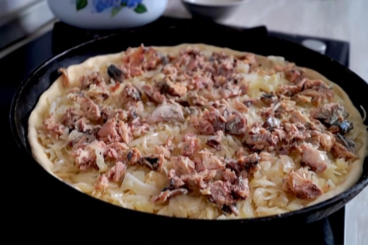 Шаг 6 приготовления Пирог с капустой и консервированной рыбой
