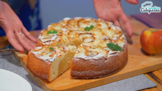 Шаг 18 приготовления Бисквитный яблочный пирог на сметане