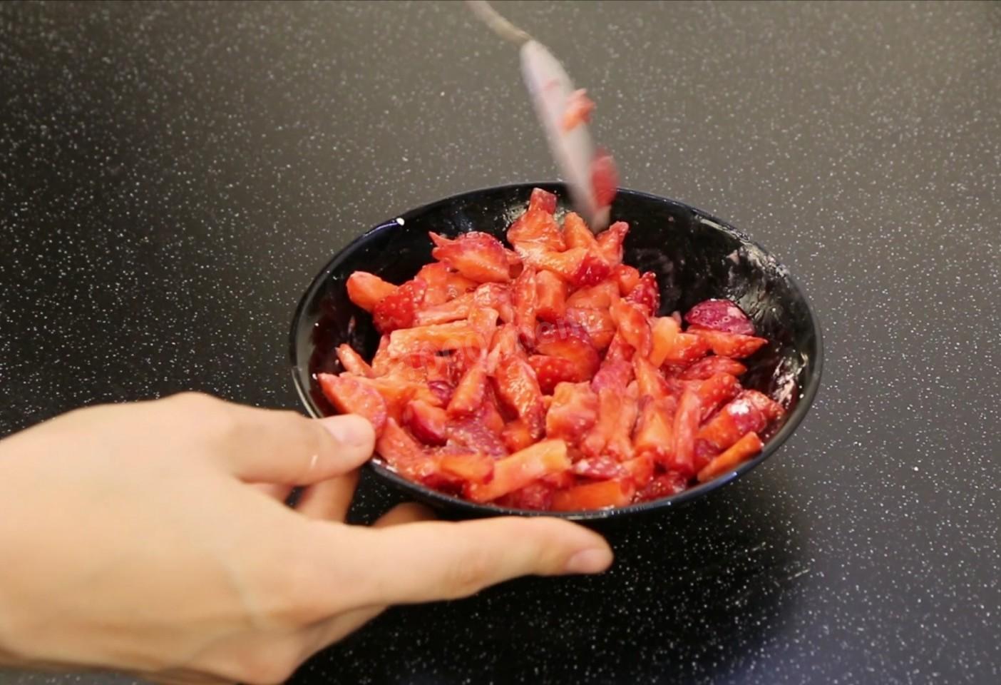 Шаг 18 приготовления Пирог с клубникой и заварным кремом