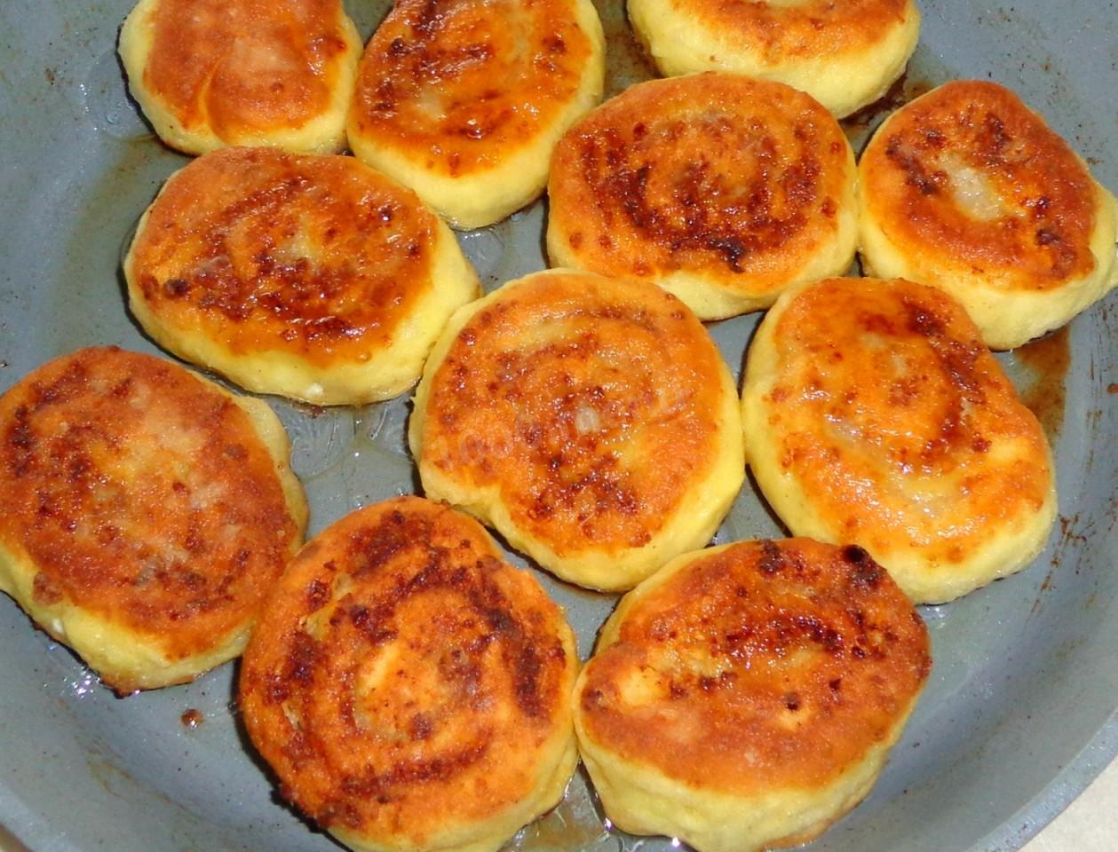 Шаг 12 приготовления Шанежки с мясом