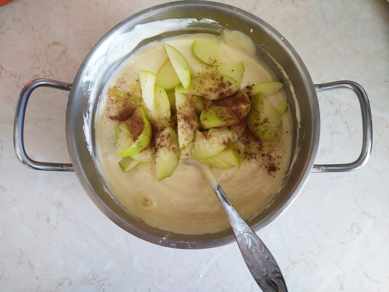 Шаг 5 приготовления Шарлотка с яблоками обычная