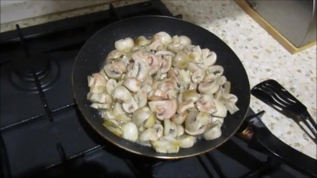 Шаг 2 приготовления Многослойный заливной пирог на кефире с мясом и грибами