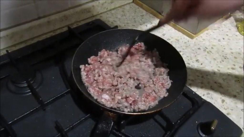 Шаг 3 приготовления Многослойный заливной пирог на кефире с мясом и грибами