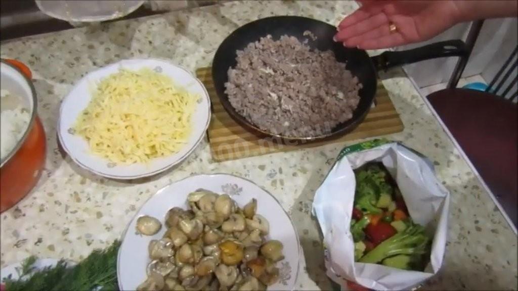 Шаг 4 приготовления Многослойный заливной пирог на кефире с мясом и грибами