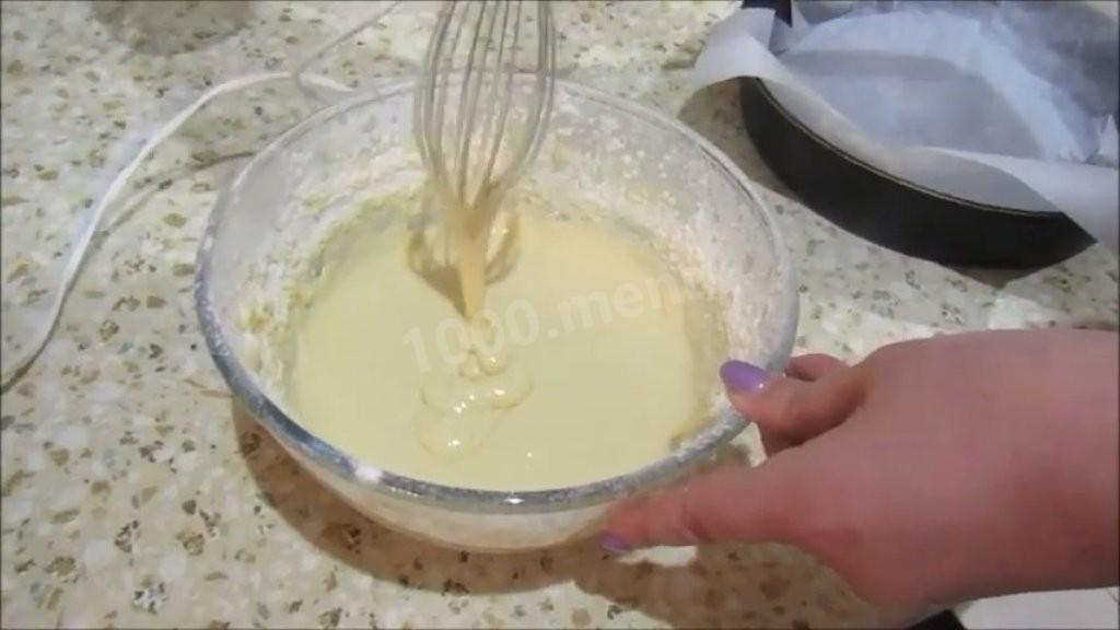 Шаг 5 приготовления Многослойный заливной пирог на кефире с мясом и грибами