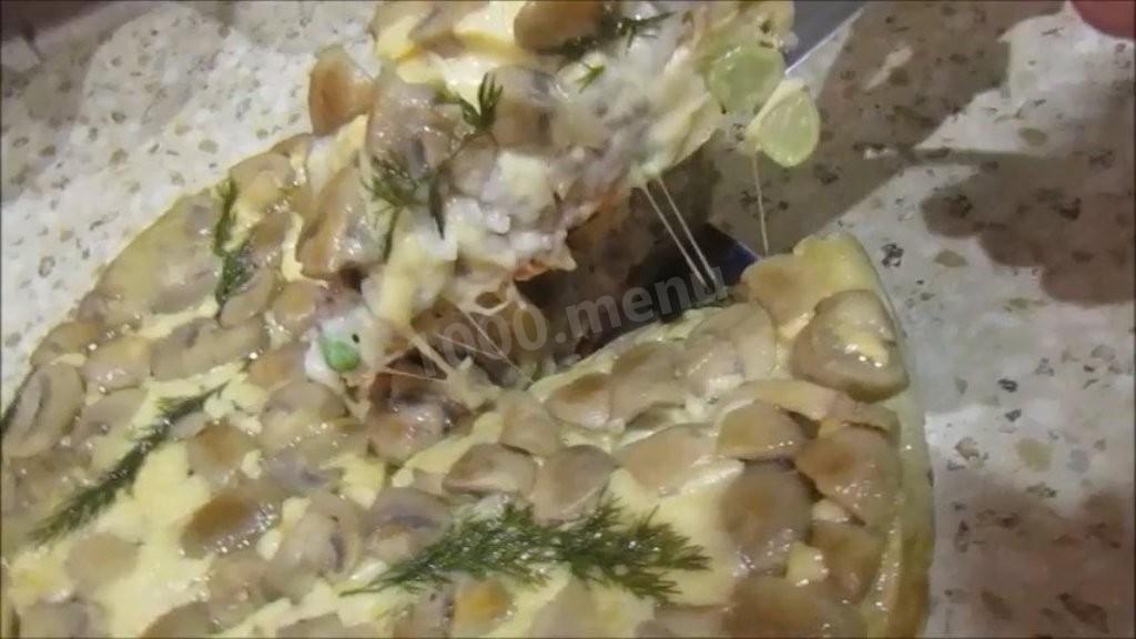 Шаг 7 приготовления Многослойный заливной пирог на кефире с мясом и грибами