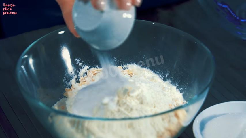 Шаг 2 приготовления Яблочный пирог с мёдом на овсяном тесте