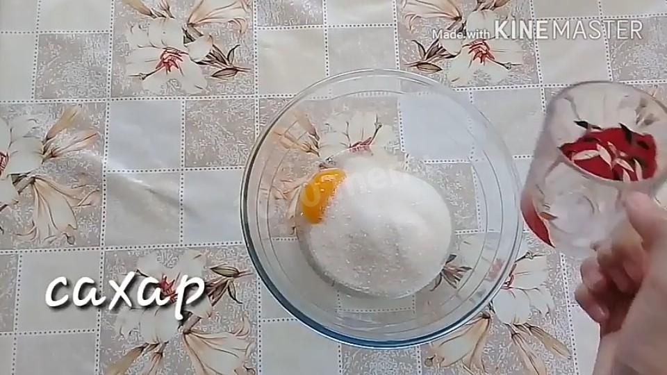 Шаг 1 приготовления Рулет за 15 минут с джемом