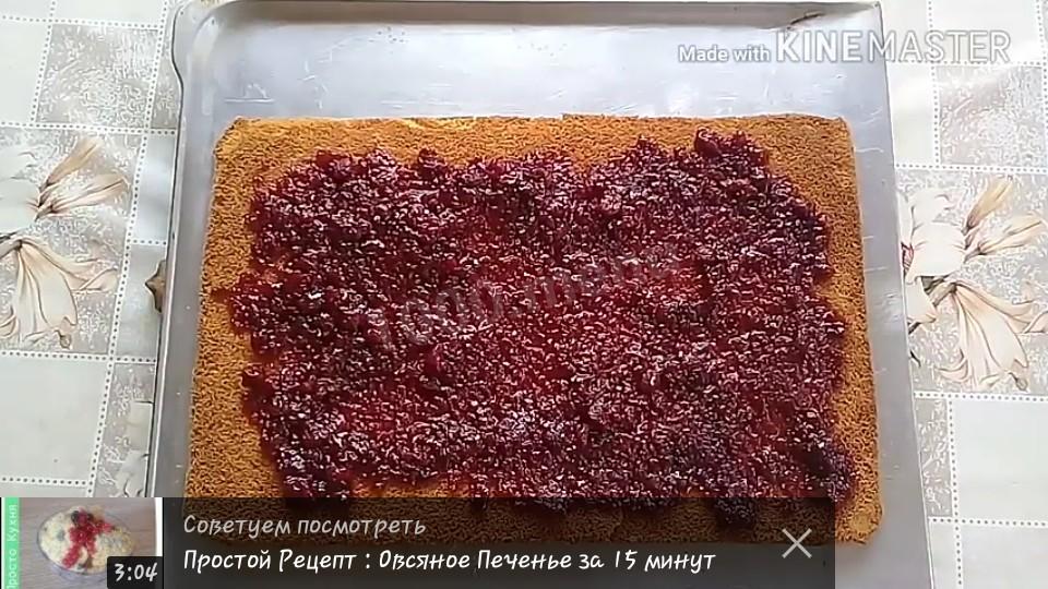 Шаг 8 приготовления Рулет за 15 минут с джемом
