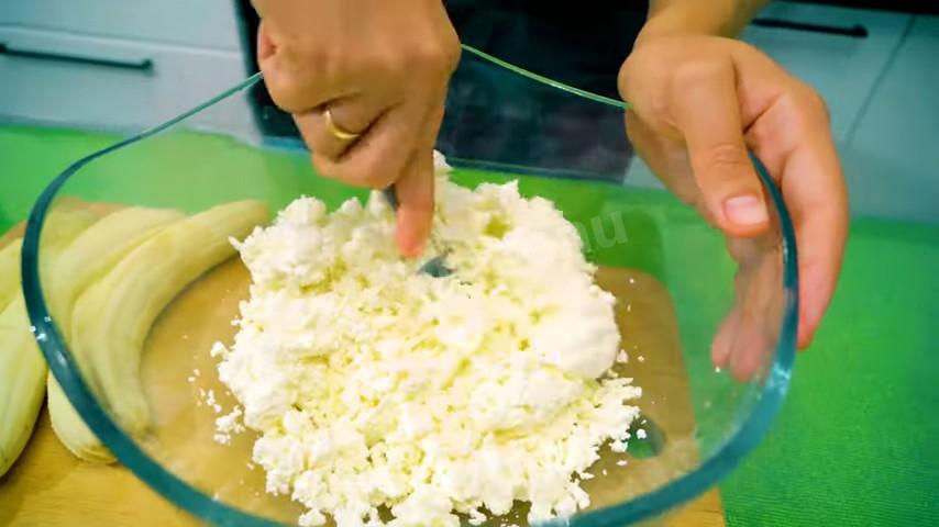 Шаг 1 приготовления Сырники из творога с бананами на сковороде