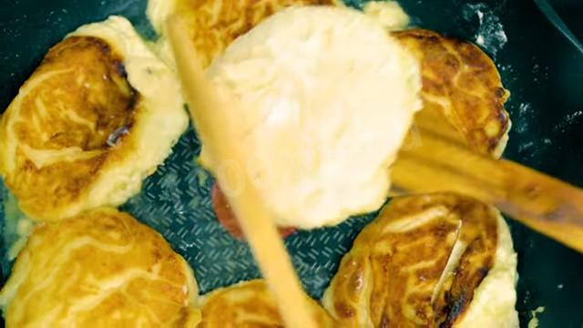 Шаг 9 приготовления Сырники из творога с бананами на сковороде