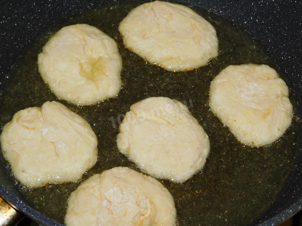 Шаг 6 приготовления Пышные сырники из творога с мукой на сковороде