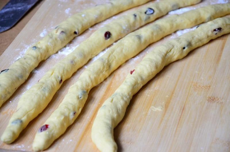 Шаг 14 приготовления Пасхальная булка с изюмом