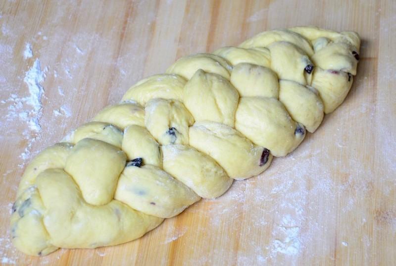 Шаг 15 приготовления Пасхальная булка с изюмом