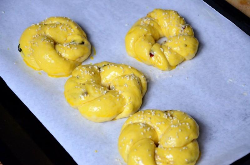 Шаг 16 приготовления Пасхальная булка с изюмом
