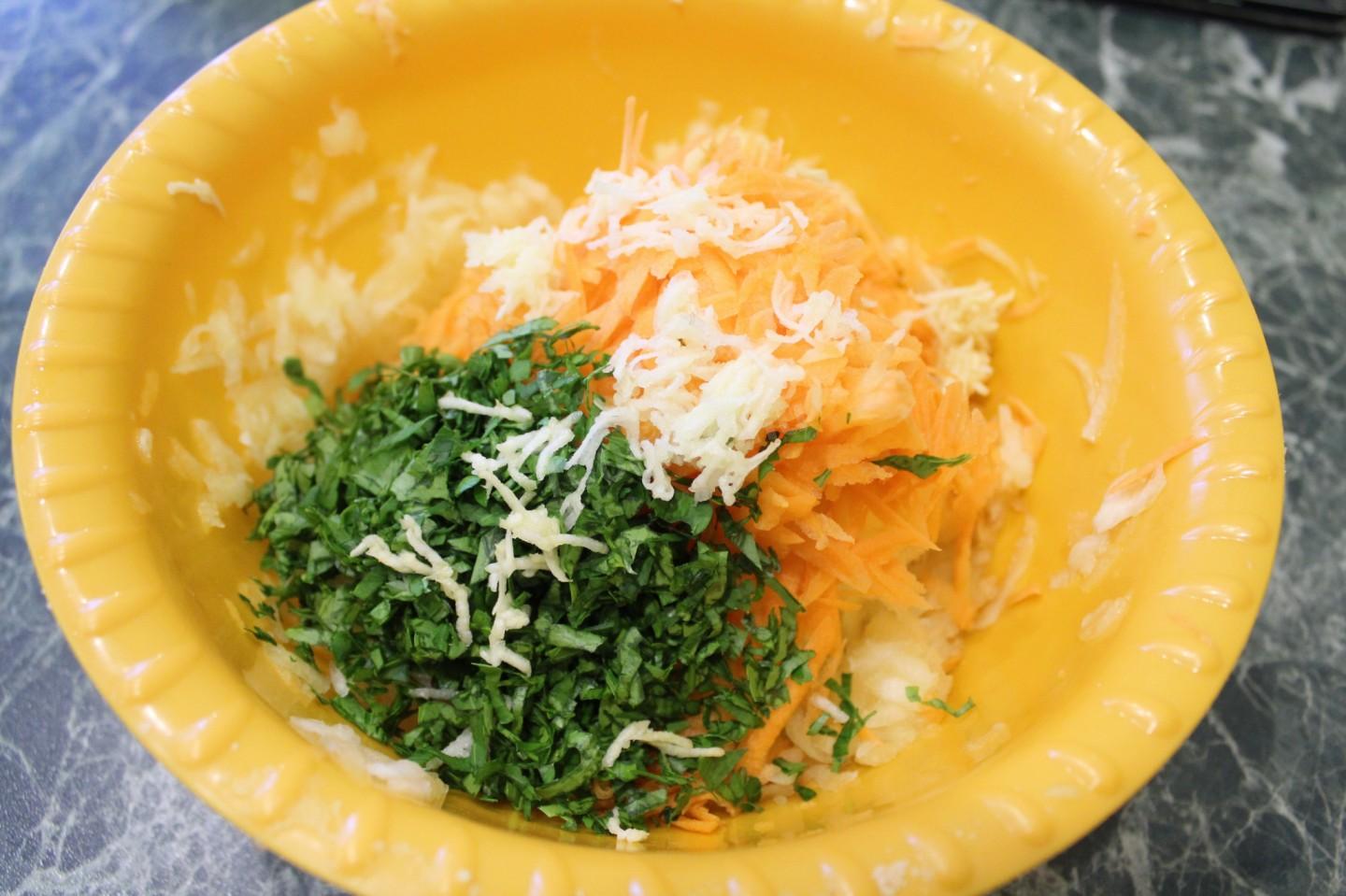 Шаг 2 приготовления Кабачковые оладьи с цельнозерновой мукой с кунжутом