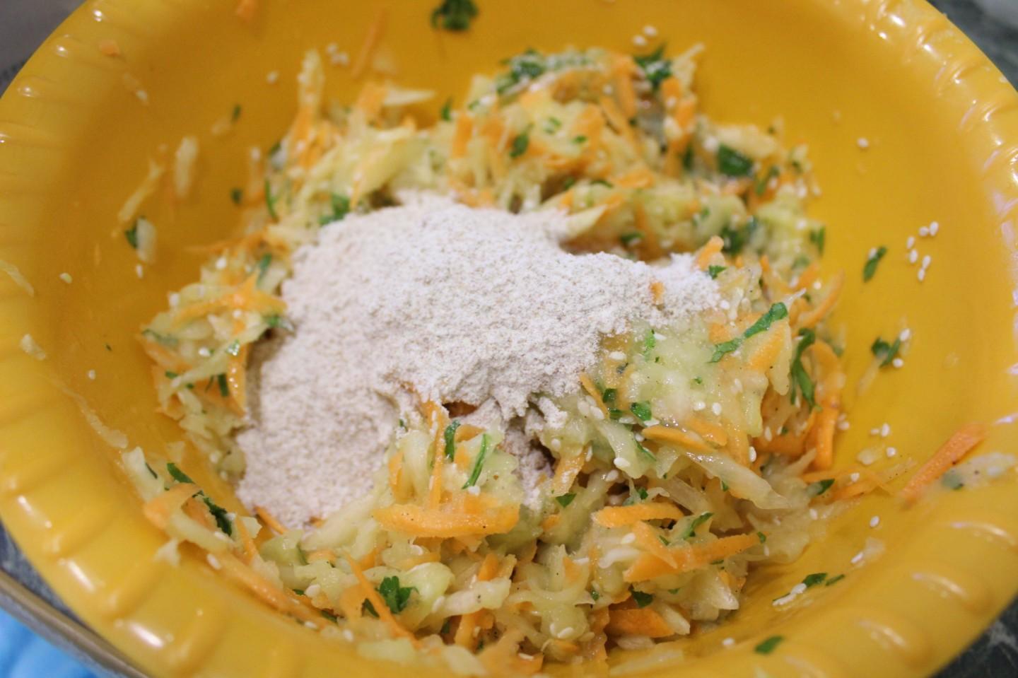 Шаг 4 приготовления Кабачковые оладьи с цельнозерновой мукой с кунжутом