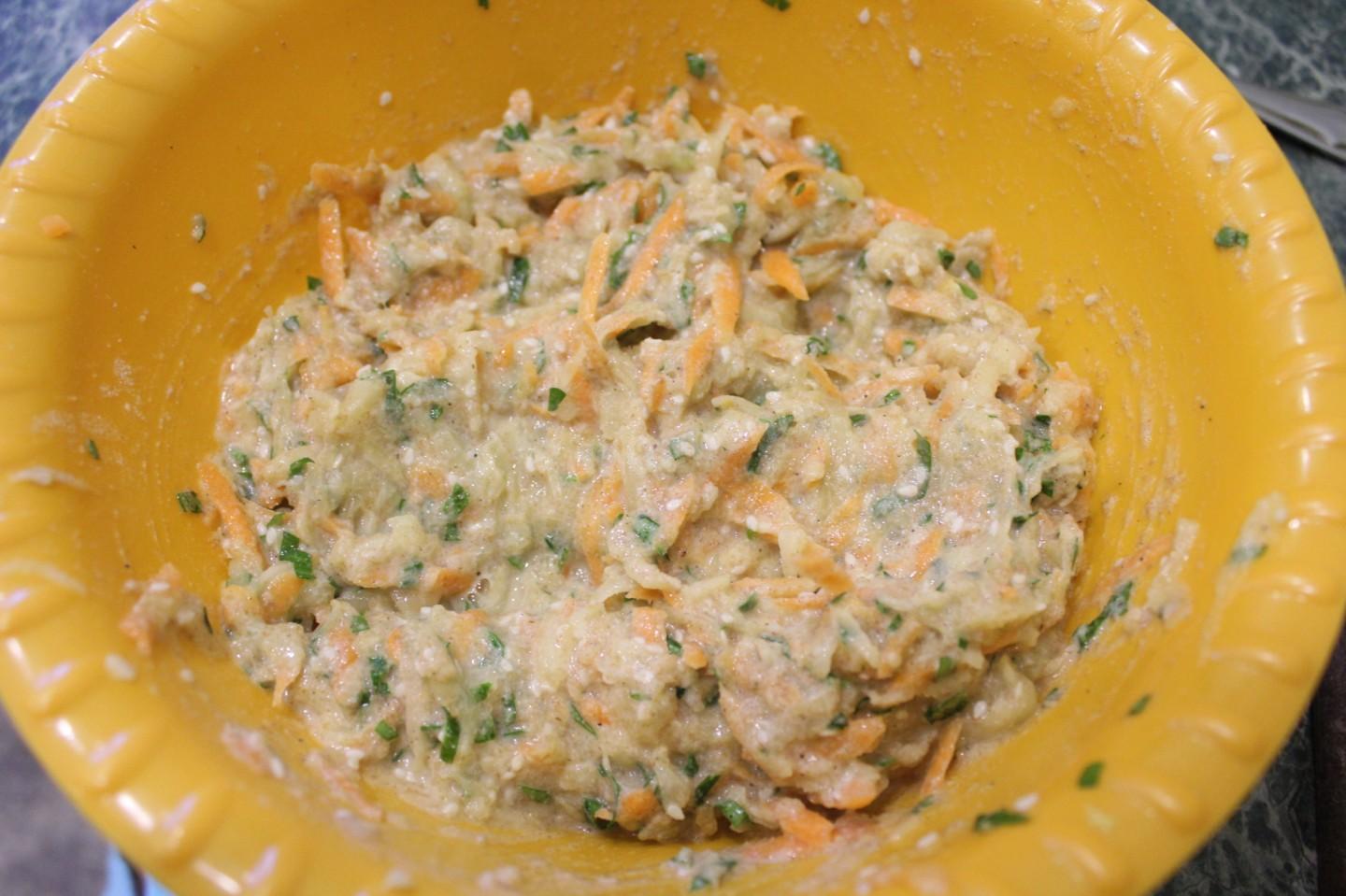 Шаг 5 приготовления Кабачковые оладьи с цельнозерновой мукой с кунжутом