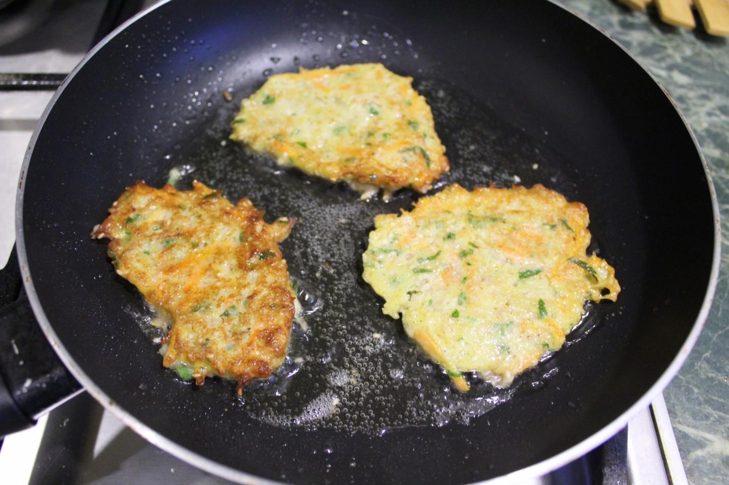 Шаг 6 приготовления Кабачковые оладьи с цельнозерновой мукой с кунжутом