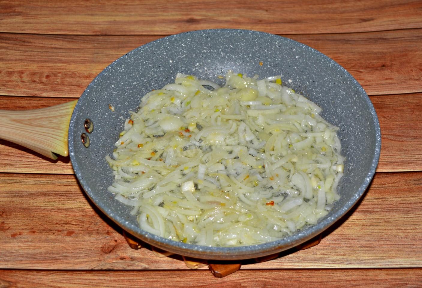Шаг 4 приготовления Заливной пирог с картошкой и луком на кефире