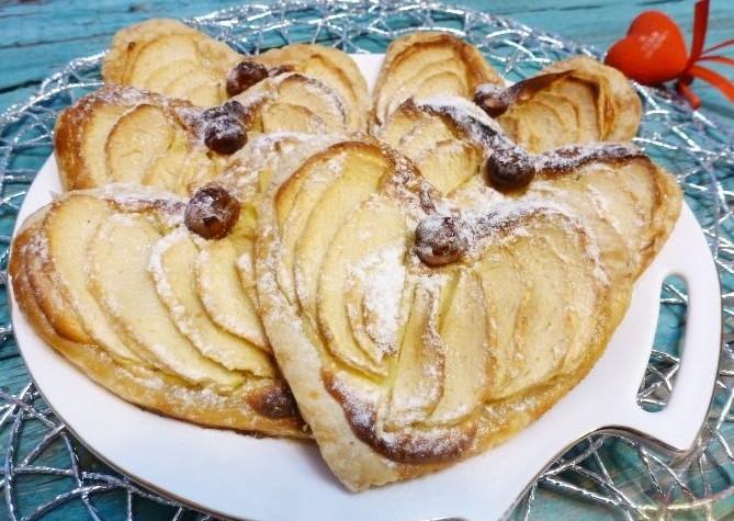 Шаг 12 приготовления Слоёные сердечки с яблоками и творожным кремом
