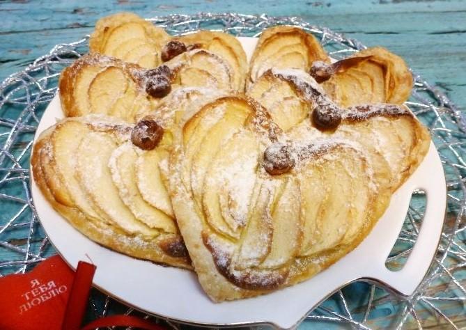 Обложка рецепта Слоёные сердечки с яблоками и творожным кремом