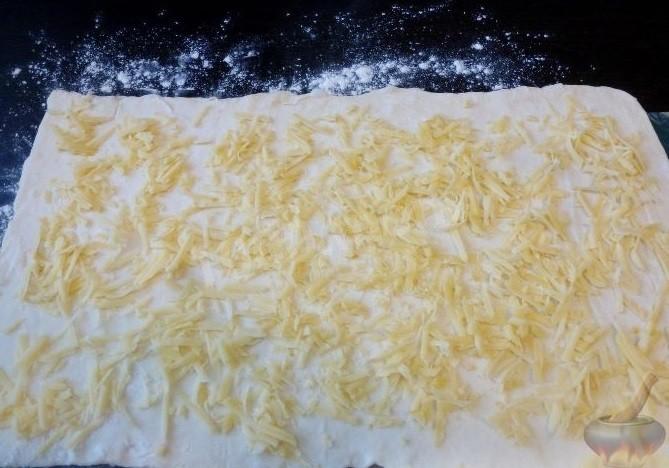 Шаг 4 приготовления Слойки-сердечки с сыром