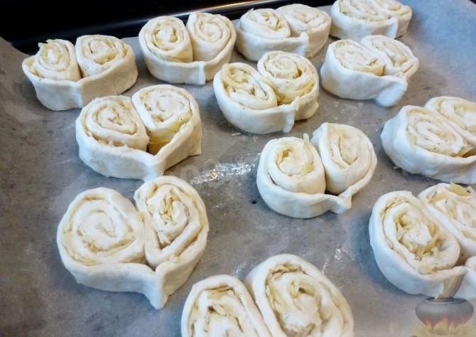 Шаг 7 приготовления Слойки-сердечки с сыром