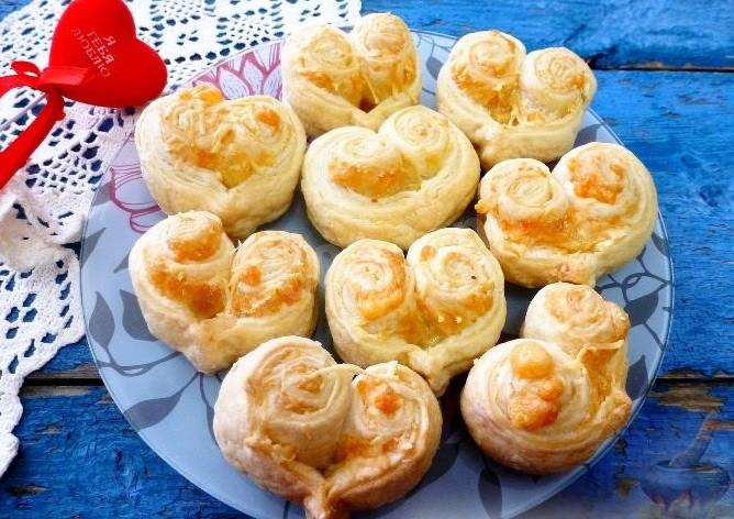 Шаг 9 приготовления Слойки-сердечки с сыром