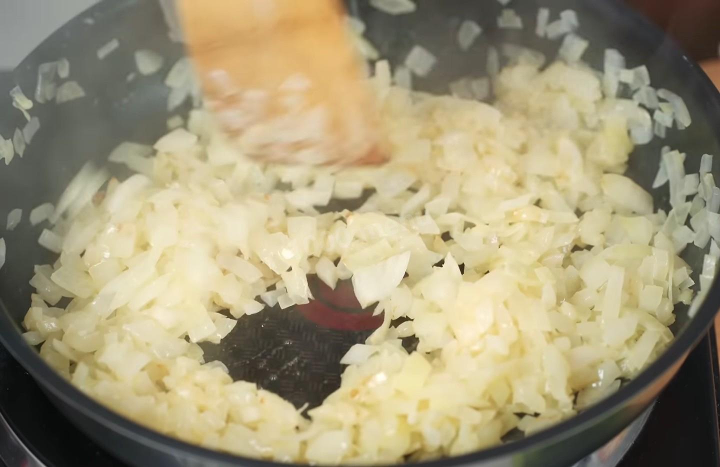 Шаг 12 приготовления Курники из слоеного дрожжевого теста с курицей и картошкой