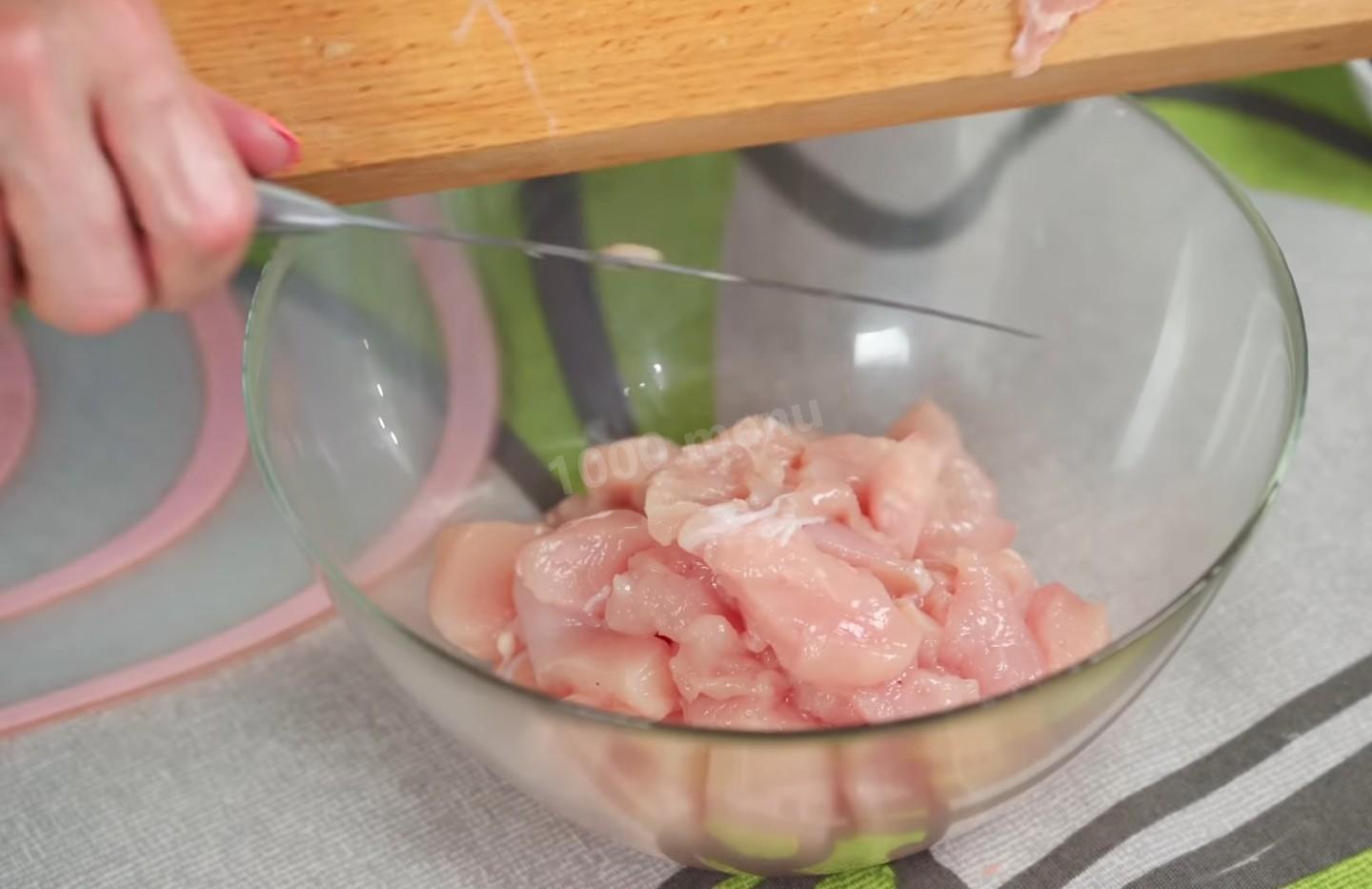 Шаг 14 приготовления Курники из слоеного дрожжевого теста с курицей и картошкой