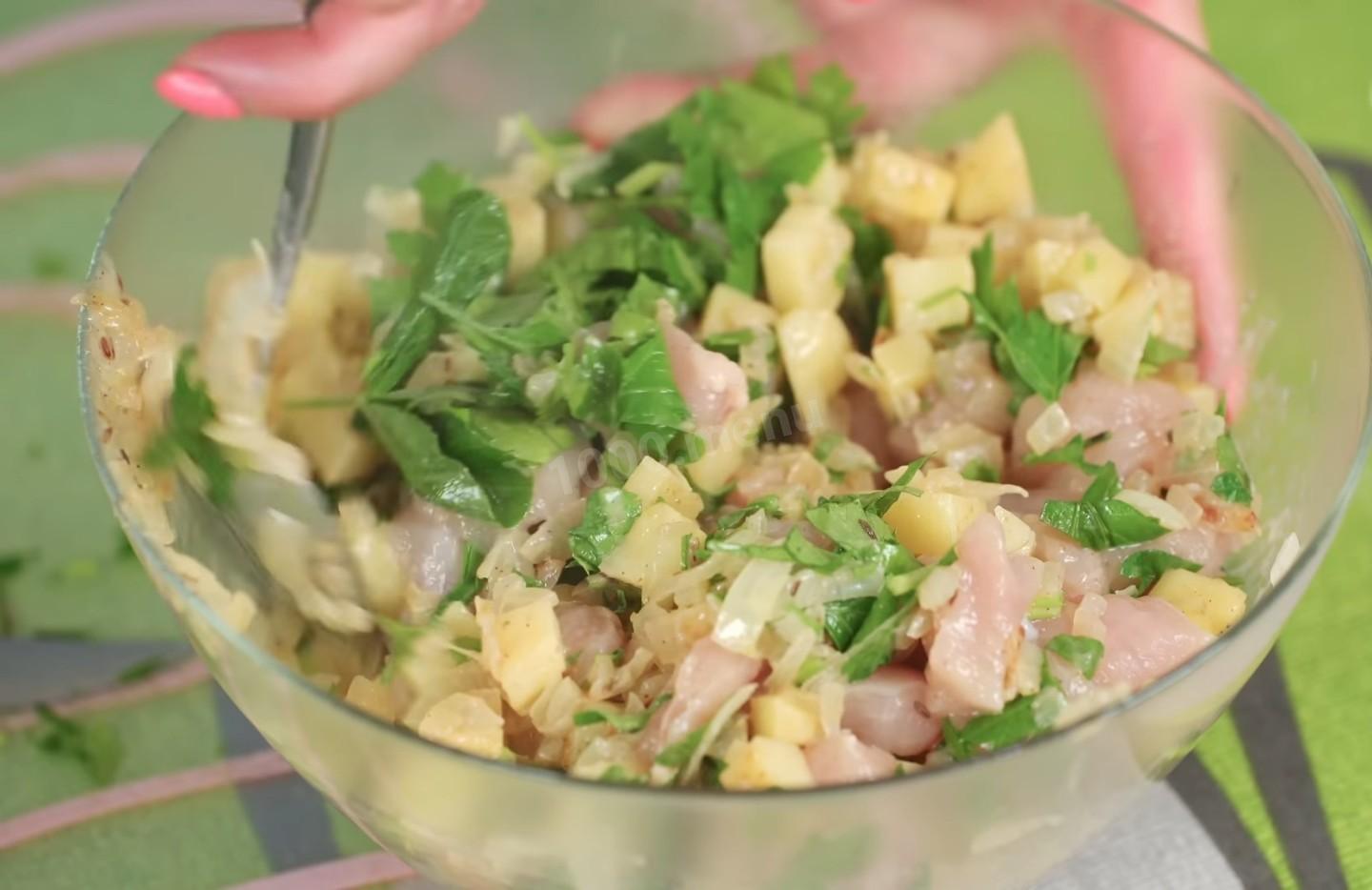 Шаг 15 приготовления Курники из слоеного дрожжевого теста с курицей и картошкой