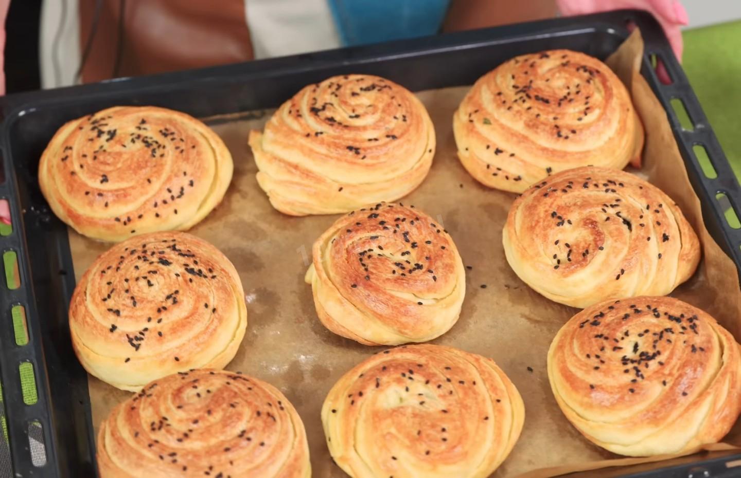 Шаг 19 приготовления Курники из слоеного дрожжевого теста с курицей и картошкой
