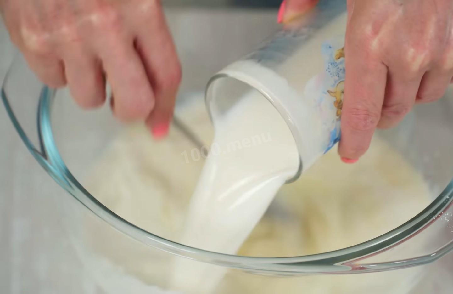 Шаг 4 приготовления Курники из слоеного дрожжевого теста с курицей и картошкой