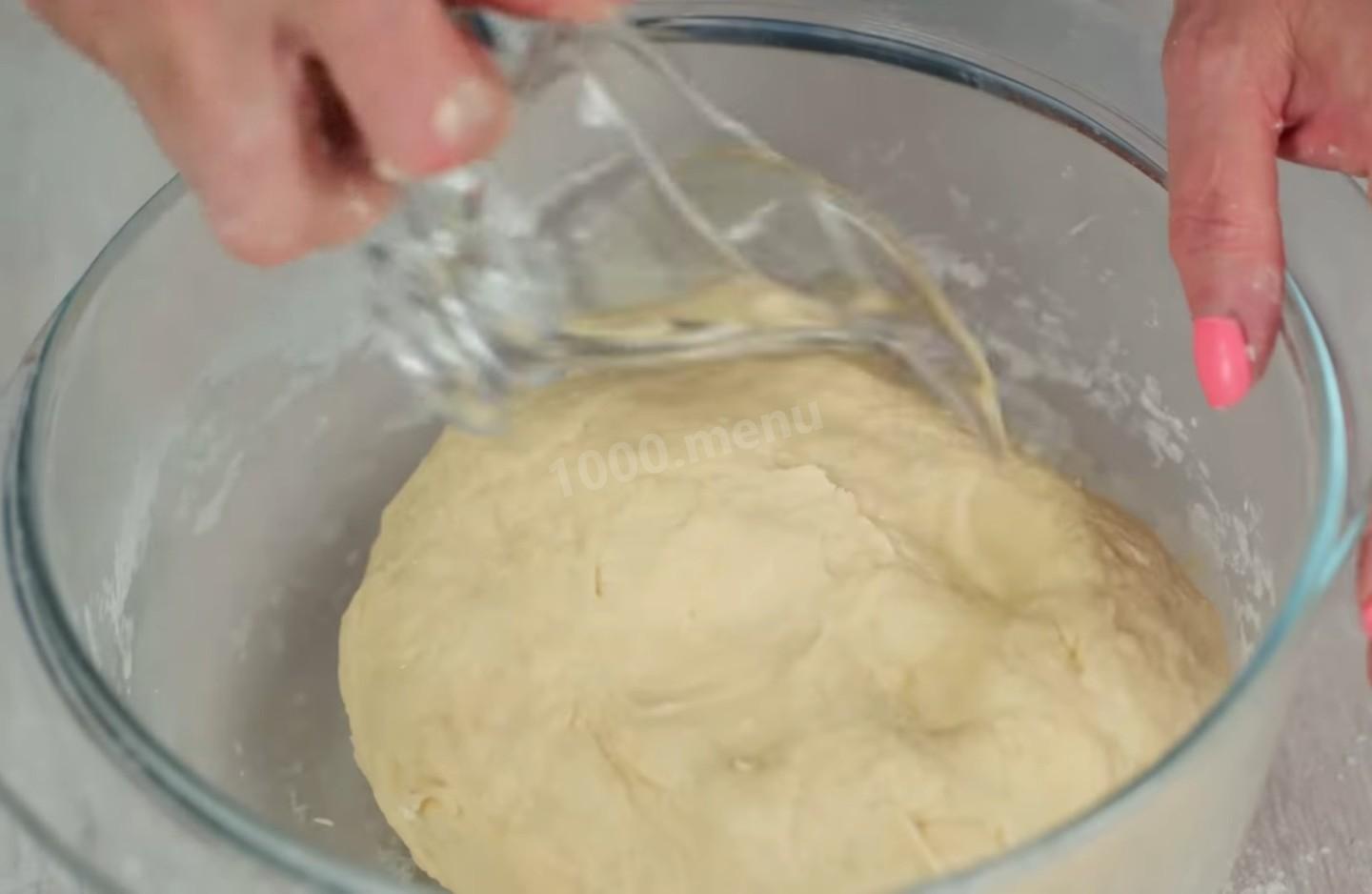 Шаг 6 приготовления Курники из слоеного дрожжевого теста с курицей и картошкой