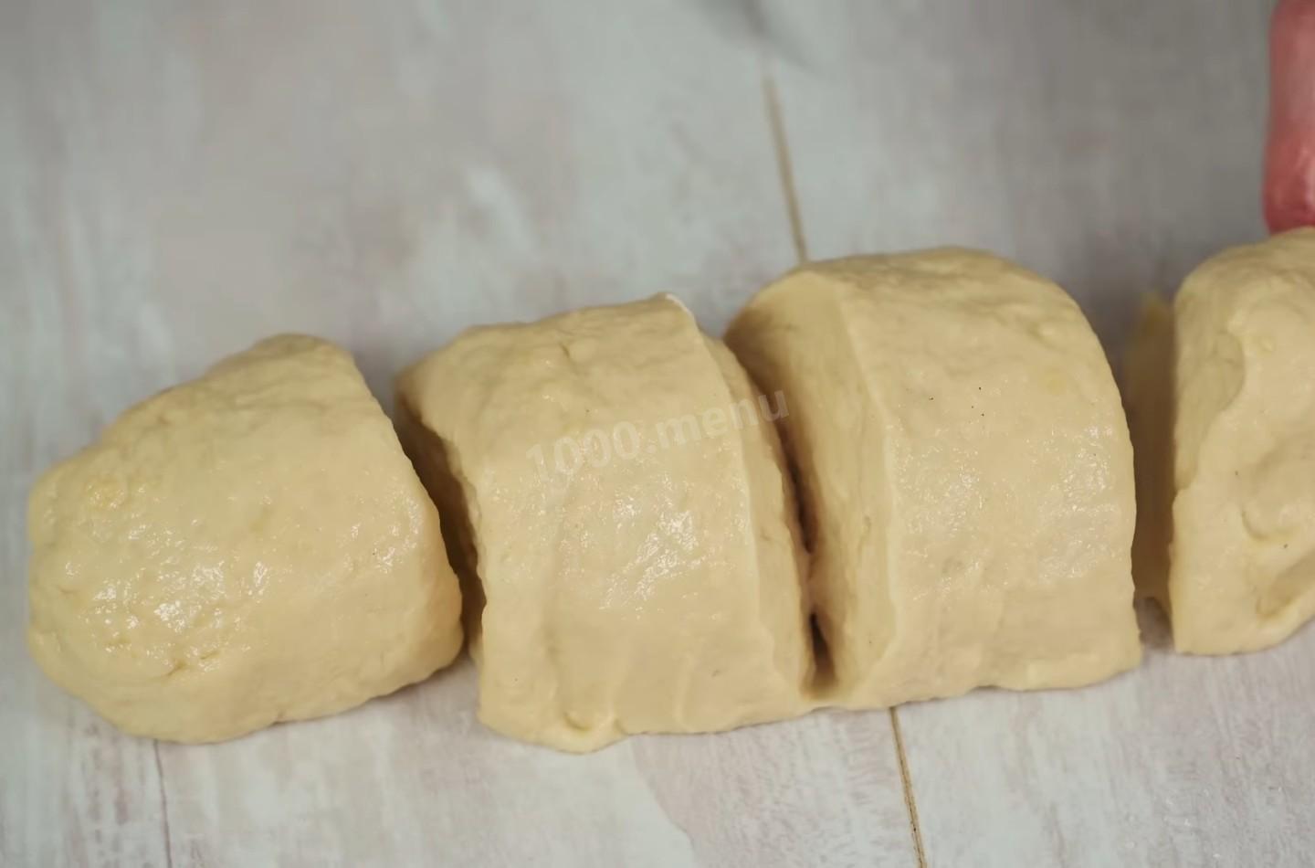 Шаг 7 приготовления Курники из слоеного дрожжевого теста с курицей и картошкой