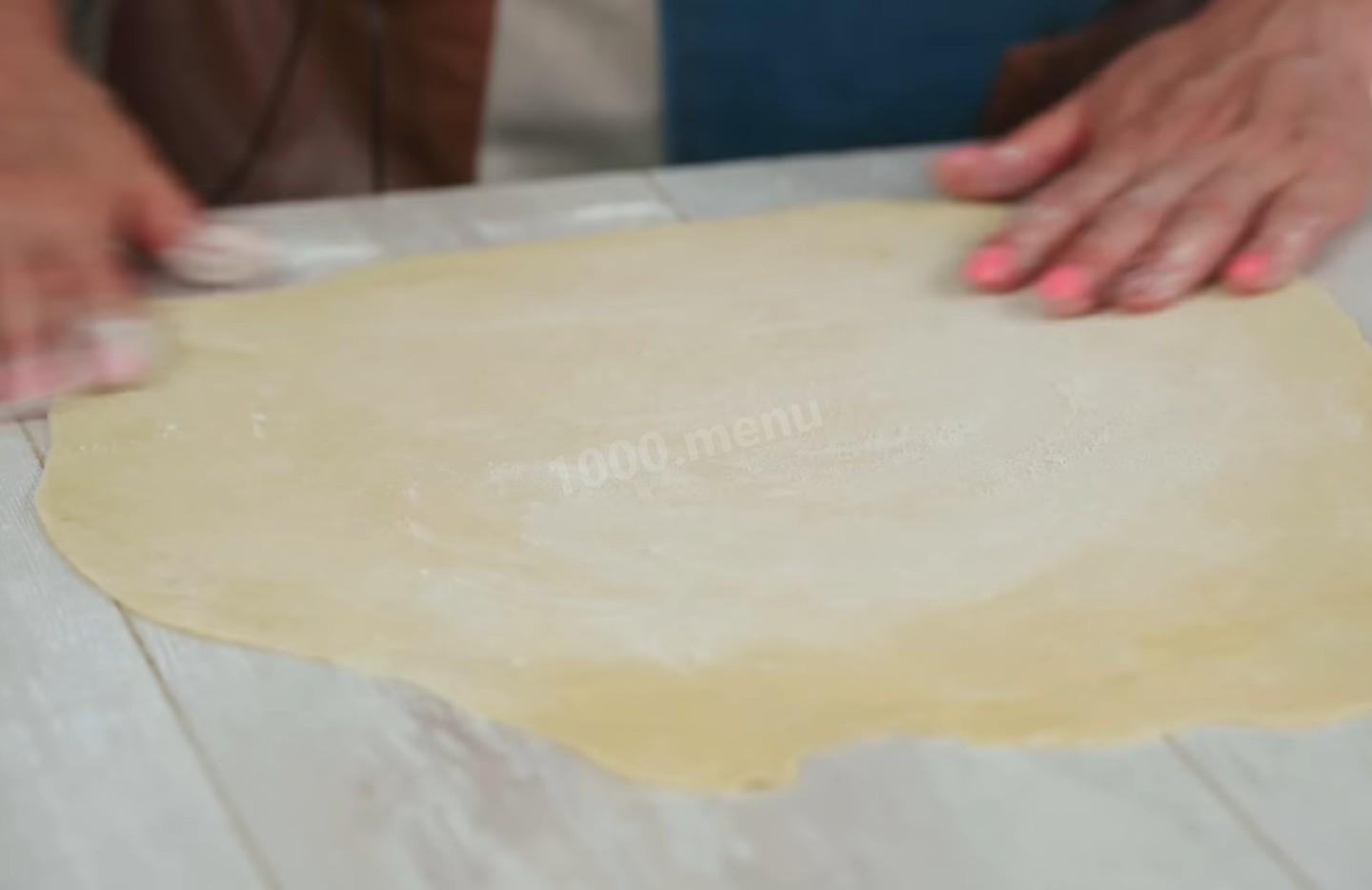 Шаг 8 приготовления Курники из слоеного дрожжевого теста с курицей и картошкой
