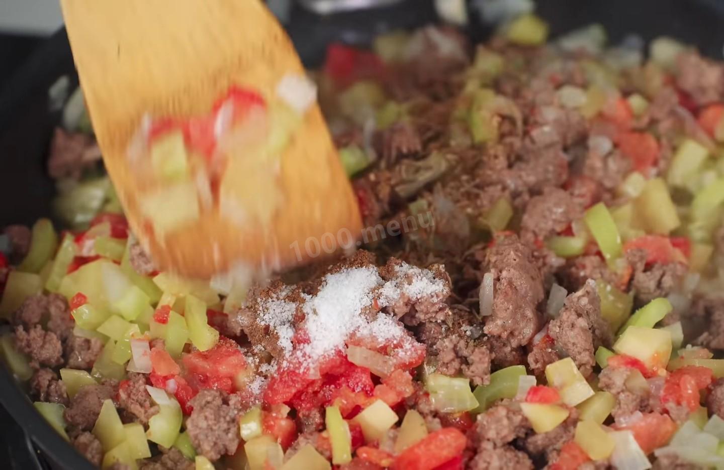Шаг 10 приготовления Закрытый пирог с мясным фаршем и овощами на сметане